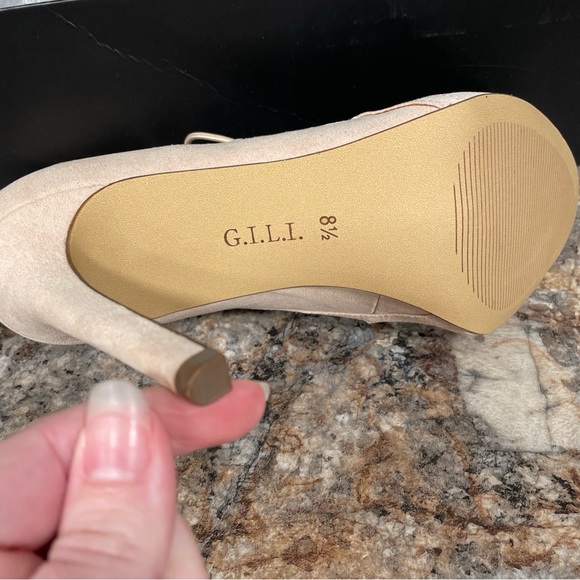 G.I.L.I. Women's Tan Microsuede Bungee Pump Heels NEW - Picture 4 of 5